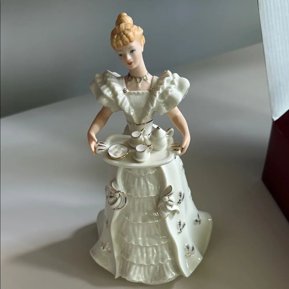 Lennox - Elegant White Ceramic Figurine Set